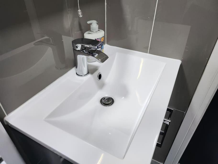 Supervalue 2 - Fast Wifi, Linen, Keyless Entry, Only 10 Mins - By Promise Cardiff