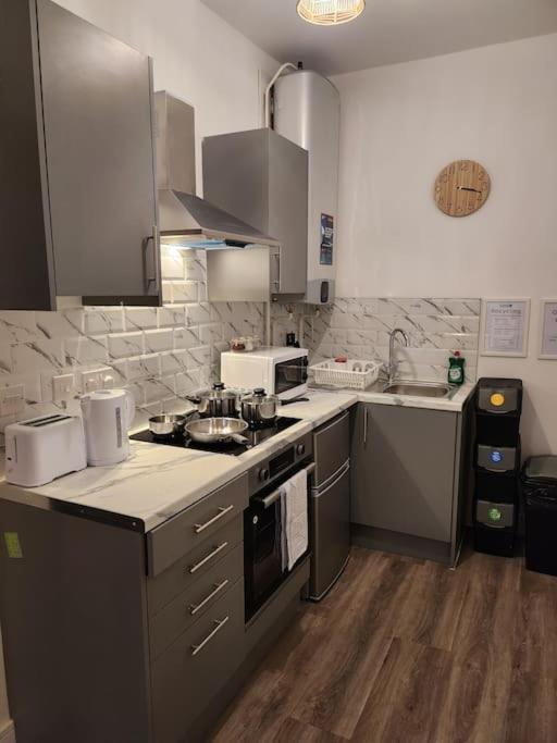 Supervalue 2 - Fast Wifi, Linen, Keyless Entry, Only 10 Mins - By Promise *