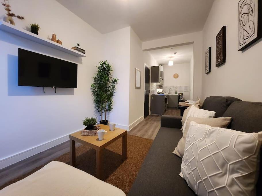 Supervalue 2 - Fast Wifi, Linen, Keyless Entry, Only 10 Mins - By Promise * Cardiff